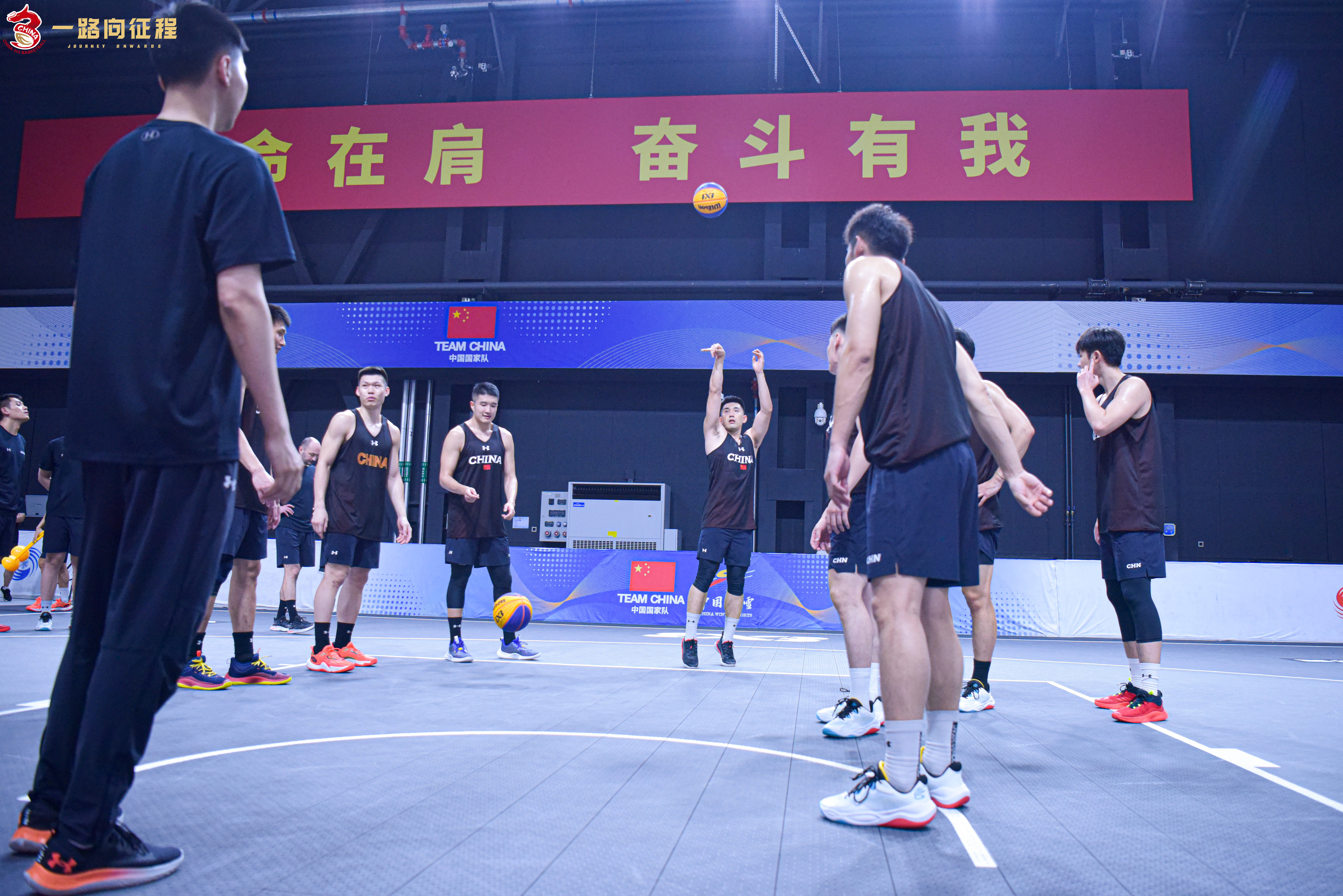 国家队战术训练密集举行，球员们专注执行