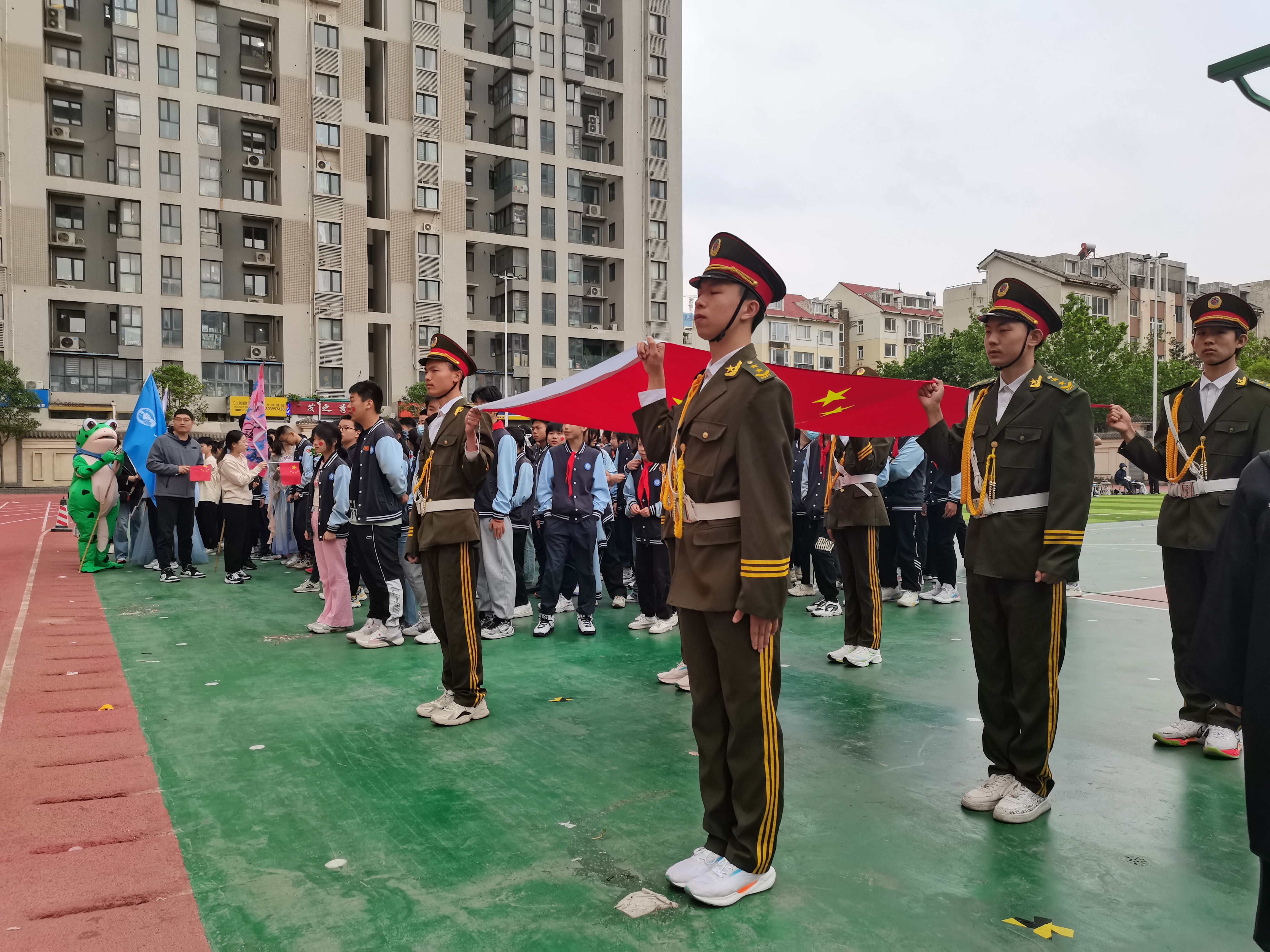 包含新疆队风雨逆境下奋勇拼搏，鞠躬尽瘁拼搏的词条