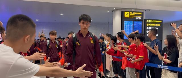 球迷热情支持，助力球队取得胜利