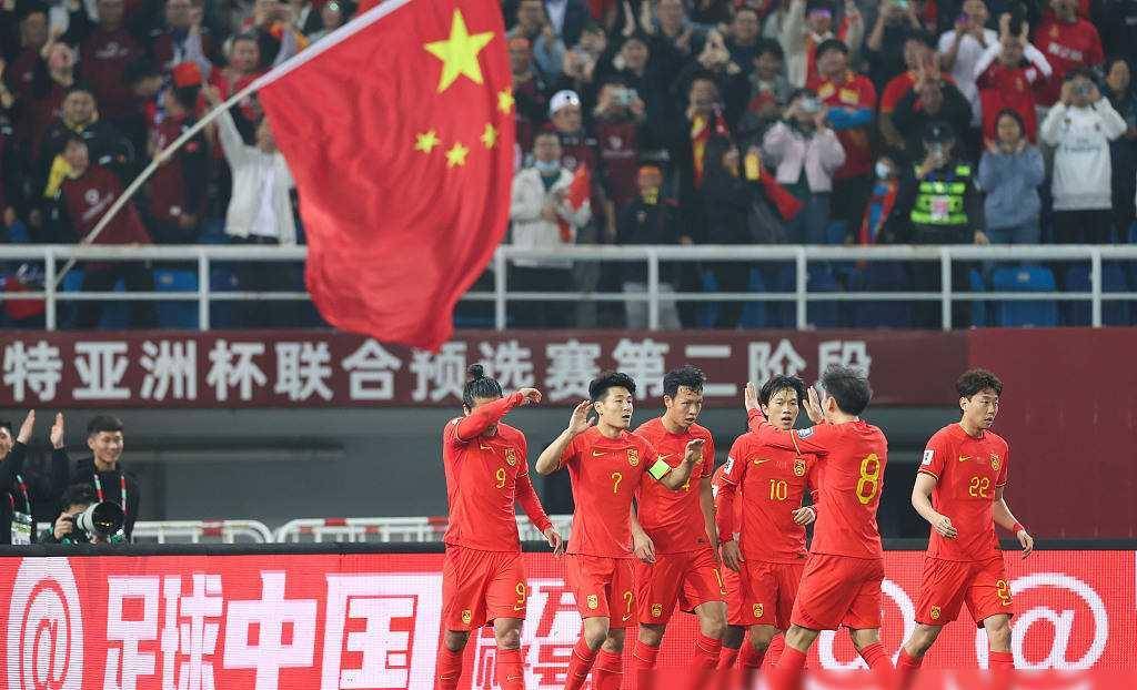 足球运动员在关键时刻展现出色表现