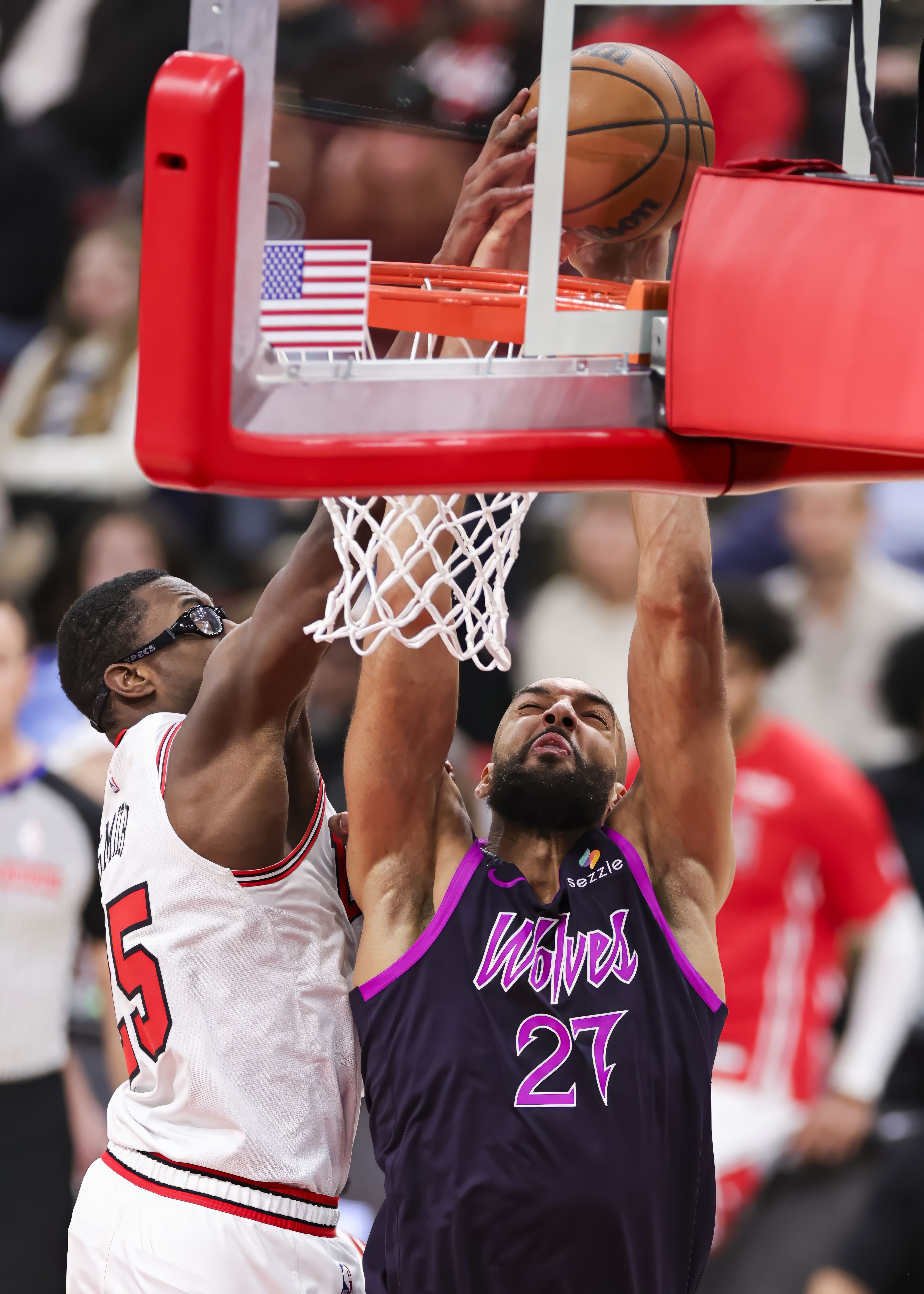 詹姆斯爆发，浙江队加时取胜公牛